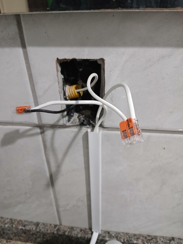 Conexões elétricas com conectores WAGO em parede de banheiro