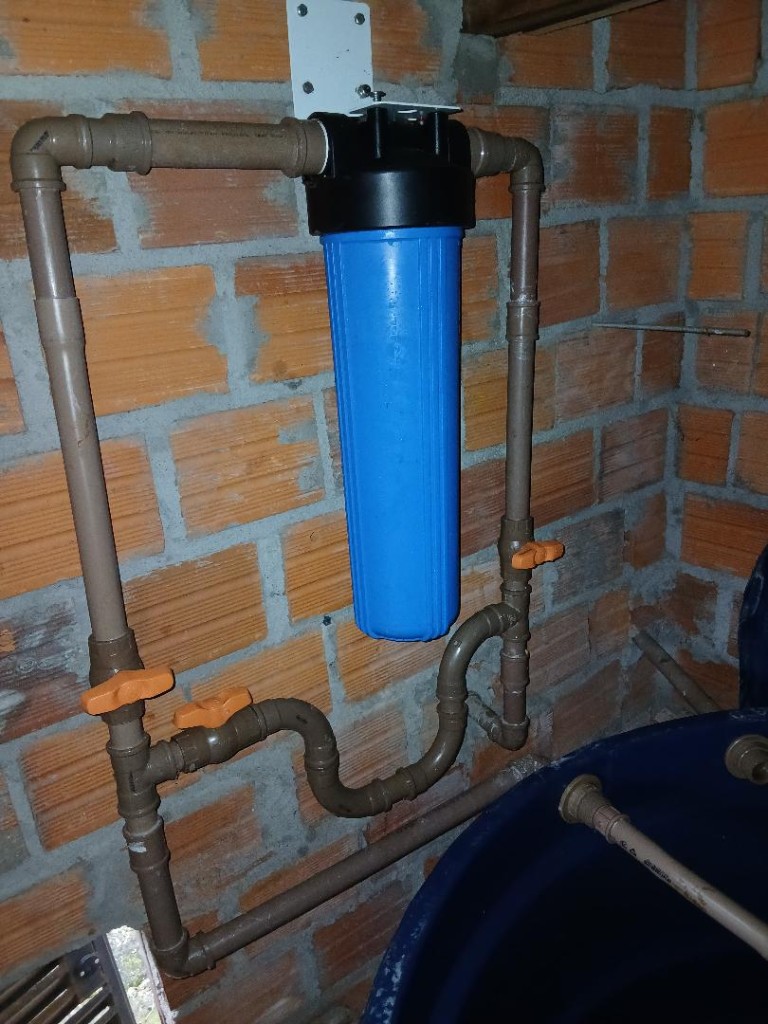 Filtro de água com bypass e registros em parede de alvenaria