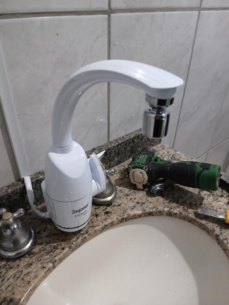 Torneira elétrica Zagonel instalada em bancada de granito